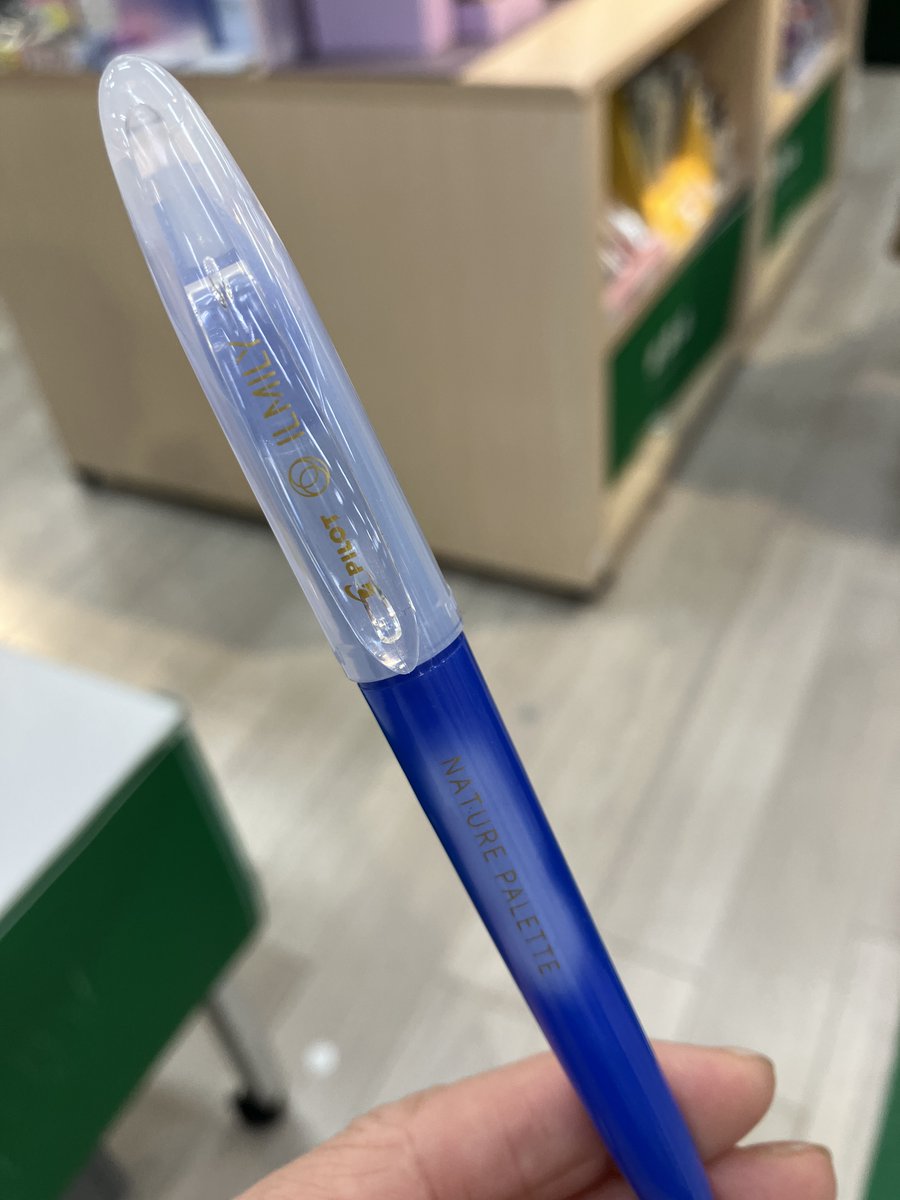 Hands_Shinjuku's tweet photo. おはようございます。3/30（月）
本日も夜９時まで営業いたします🥰

青色がきれいなゲルボールペン💙
「イルミリー　 ネイチャーパレット」
万年筆のような濃淡表現を可能にした新感覚のボールペンです🔵
ダイカットふせんもあるよ💧【４F】

＃ILMILY

https://t.co/T48pMp0l62 https://t.co/pEn79XdnSY