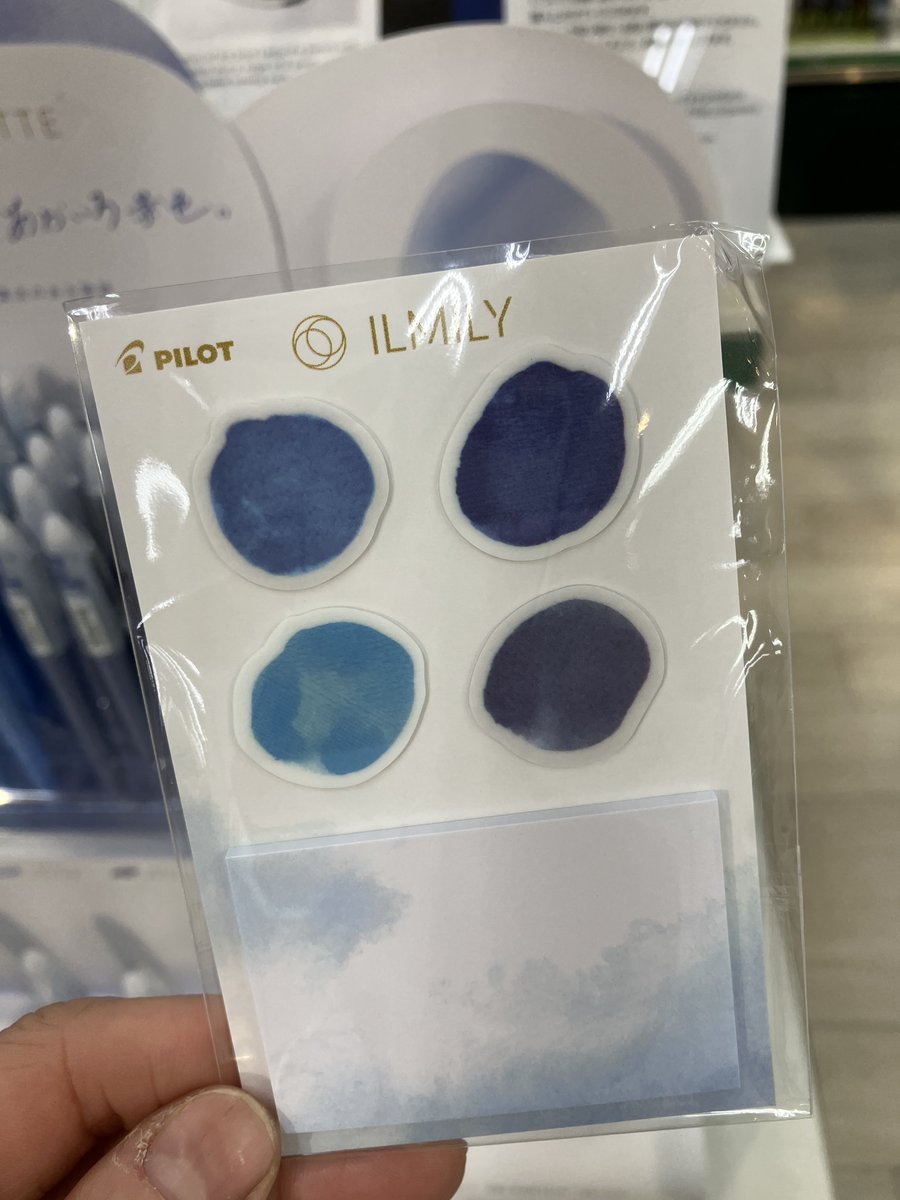 Hands_Shinjuku's tweet photo. おはようございます。3/30（月）
本日も夜９時まで営業いたします🥰

青色がきれいなゲルボールペン💙
「イルミリー　 ネイチャーパレット」
万年筆のような濃淡表現を可能にした新感覚のボールペンです🔵
ダイカットふせんもあるよ💧【４F】

＃ILMILY

https://t.co/T48pMp0l62 https://t.co/pEn79XdnSY