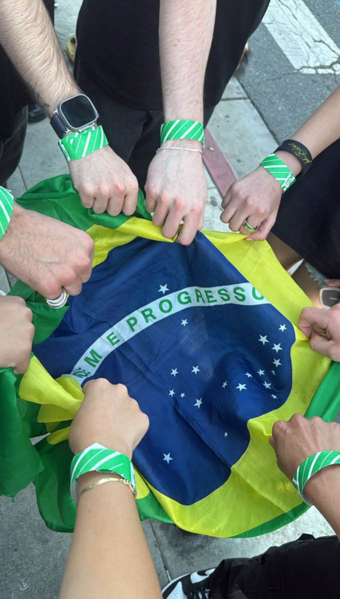 turnebieber's tweet photo. E VAI TER BRASIL SIM! Nosso ADM já está na fila, ao lado de outros fãs brasileiros, para o show que acontece hoje à noite. 🇧🇷💚 https://t.co/Bjiuu8U3ks