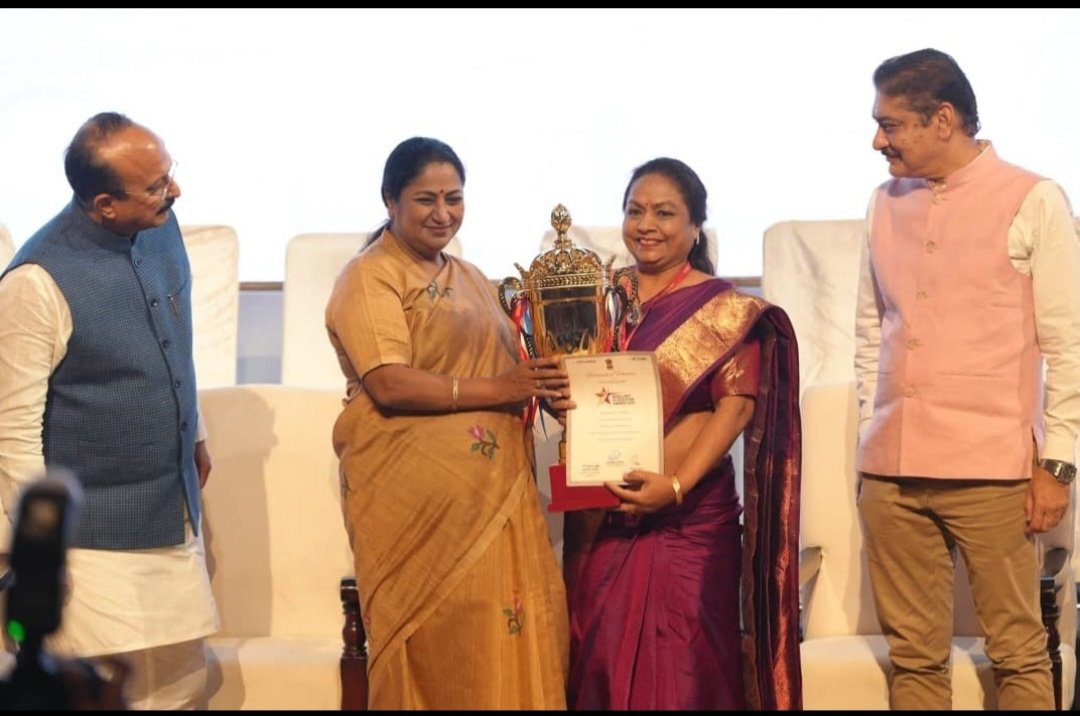 1413069zone13's tweet photo. It is a moment of immense pride and honor for our school to receive the Delhi Best School Award.This achievement reflects the dedication, hard work and commitment of our students, teachers and staff.Together we continue to strive for excellence and set new benchmarks in education https://t.co/MhYPxHP2cL