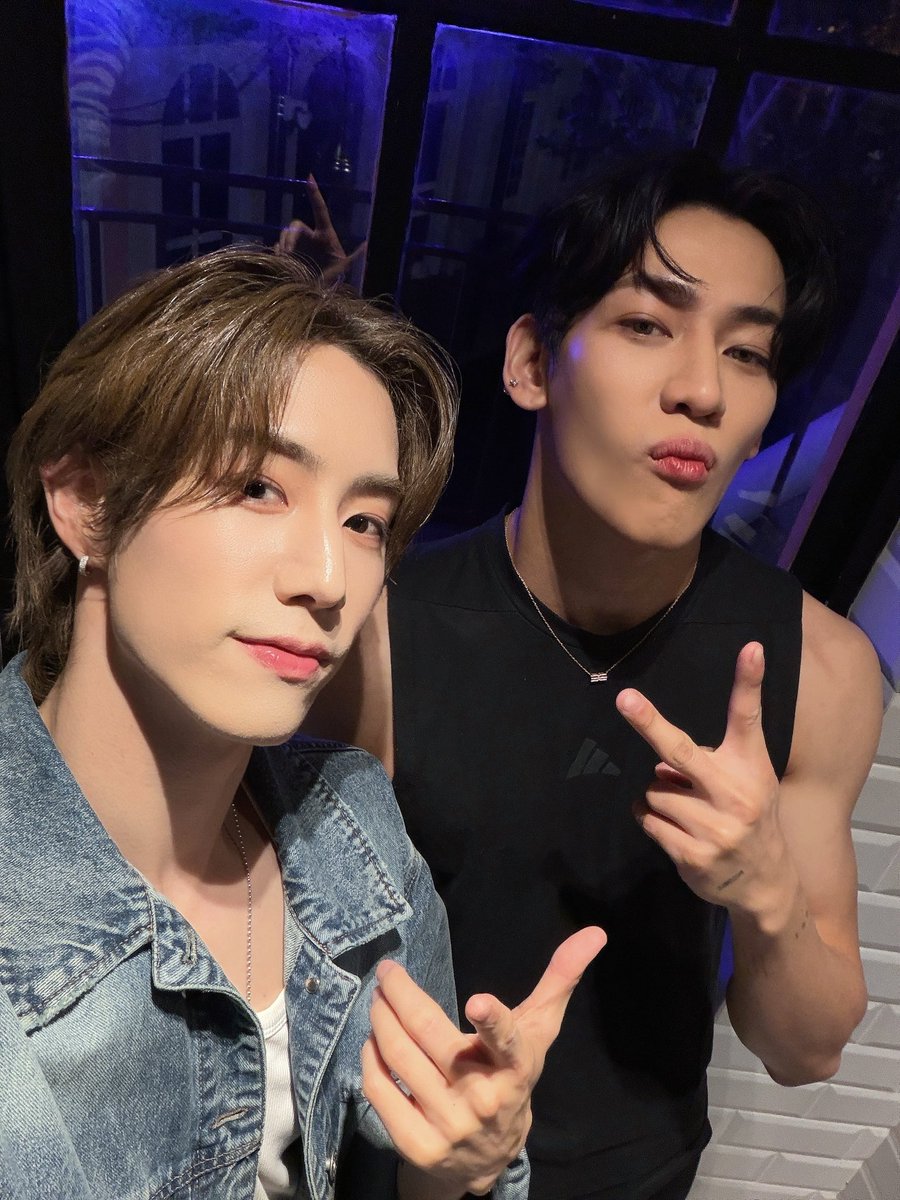 Kpopmap's tweet photo. Mark Tuan and BamBam in Macau💚🎀

#Marktuan__Silhouette #MarkTuanTheShapeOfYou #MARKTUAN #BAMBAM https://t.co/0gdT4FouJV