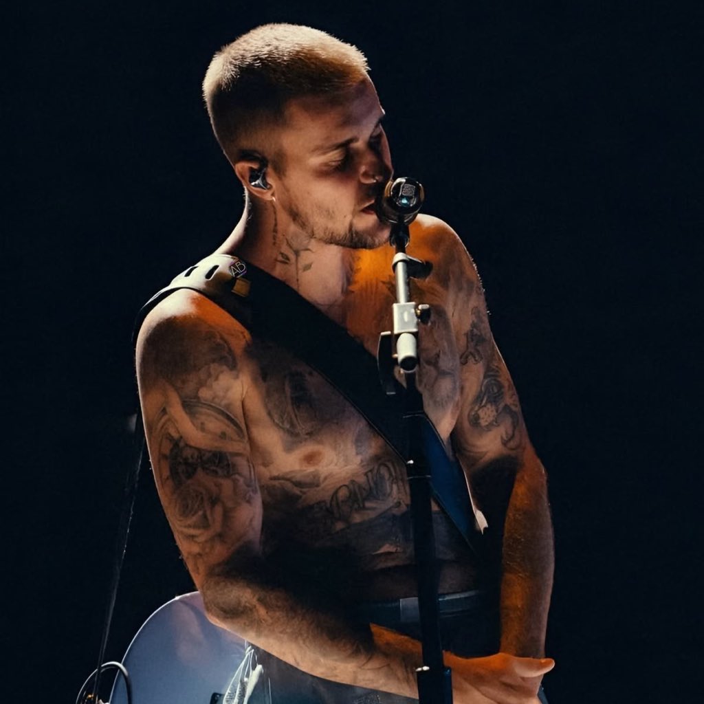 BuzzingPop's tweet photo. Justin Bieber hosting a private, invite only concert for fans tonight in LA. https://t.co/mLmPAHlGlM