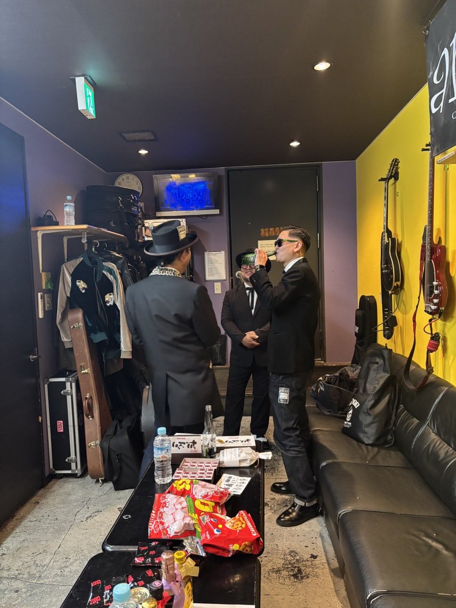 katzGRAIS's tweet photo. 【独裁者の解決策】
ブルーなマンデーをヤル気マンマンに。
マンドリンマンデー！
万度 凛満です。 

土曜日はthe Solutions企画のthe autocraticsレコ発＠柳ヶ瀬アンツでDynamite69のサポートなベースを弾いてきました。

Honderペダルも展示してアピールしてきました。（仕事）
みなさんお疲れ様！ https://t.co/T0kYIGFPst