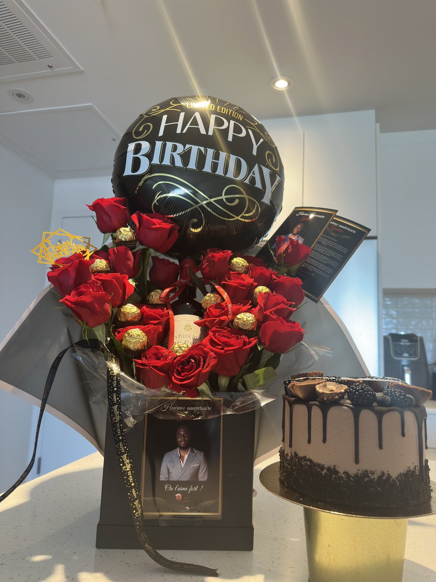 SonCadeau's tweet photo. Des roses pour lui, des sourires pour tous 🌹✨
Guether n’oubliera jamais cette surprise !
Et vous ? Prêts à émerveiller vos proches ? https://t.co/JFI8nHoxXZ