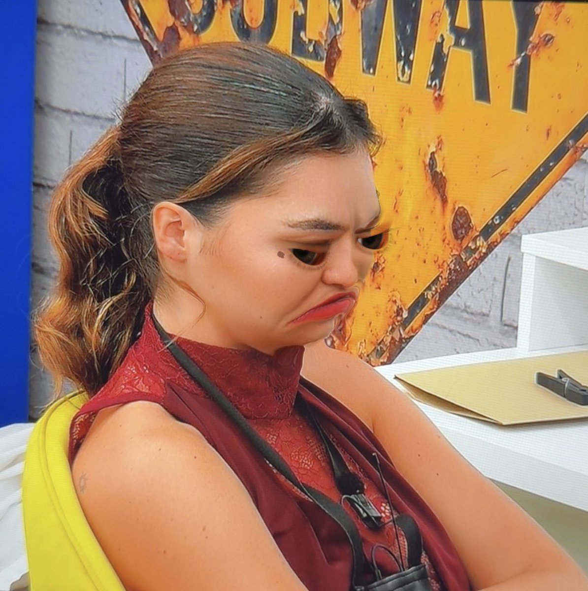 vais voltar a aproximar-te da eva? vais afastar-te de mim? ela é melhor que eu? qual das duas escolhes? e lá fora?

competição, veneno, inveja, maldade, sonsice, egoísmo, e a lista continua… 
tirem-me esta gaja da frente #sstvi