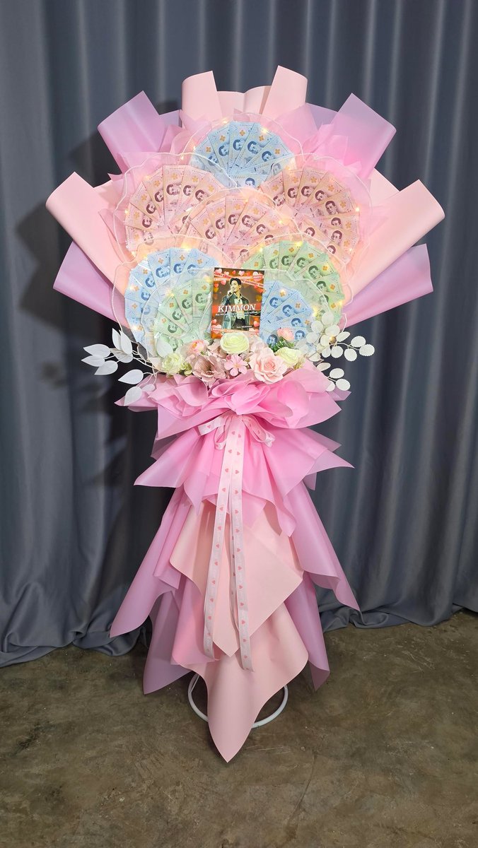 dejichiro67's tweet photo. 昨日のきむ誕イベに現金を贈りました。
てぃーくん担いでくれてありがとう。

IG: piyavadee220704

#ขุณขิมมอญ
#KIMMONBirthdayParty https://t.co/pcx6Gll8P5