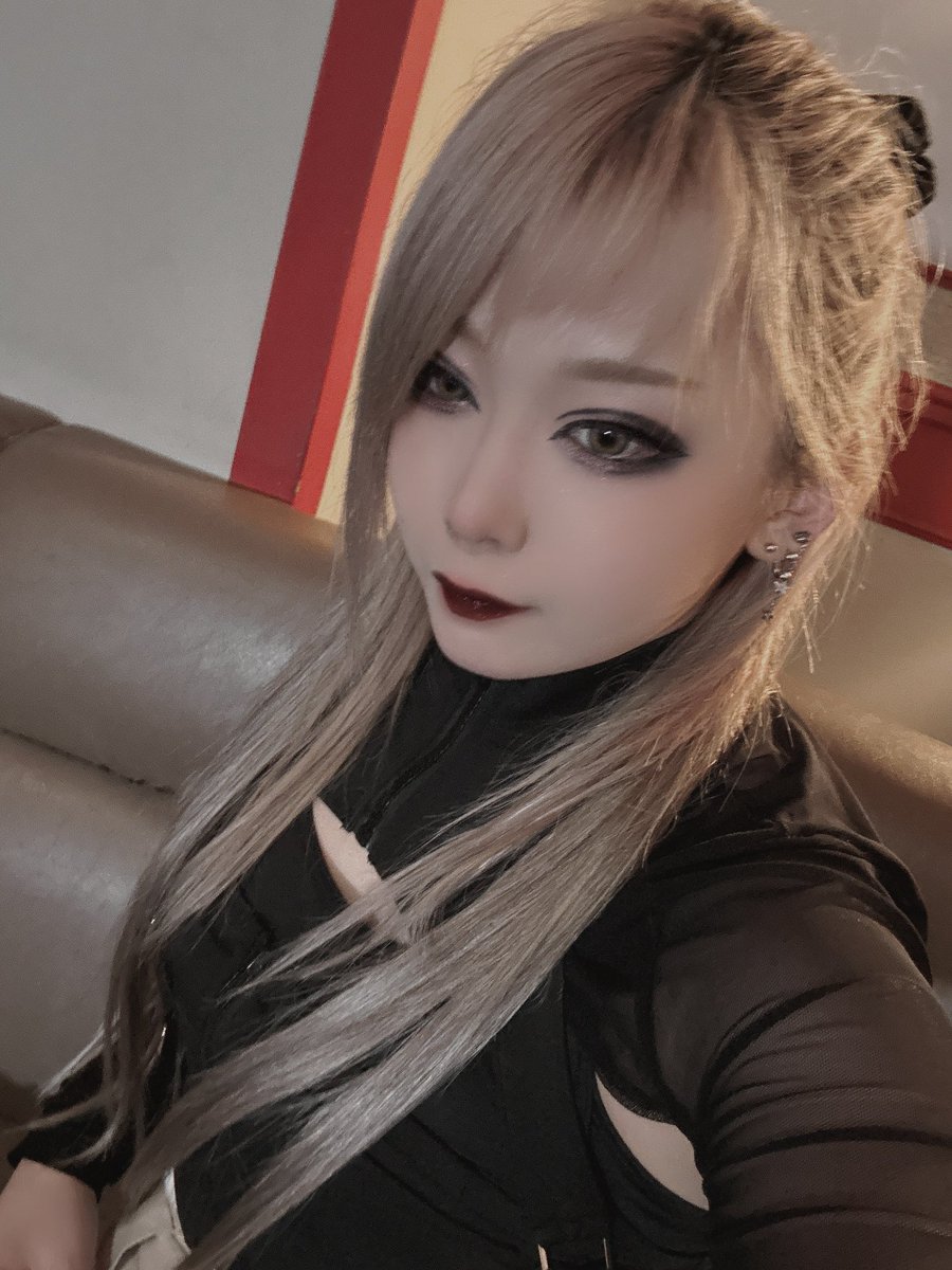 髪長くして化粧も黒くした😘