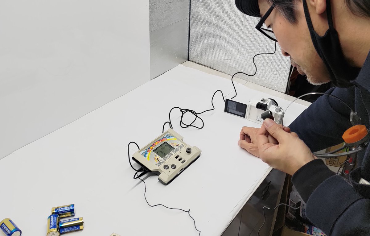 １９８０年代に多くのゲーム機を世に送り出した（株）学研様が過去の製品を調査の為、当協会に。

動作確認を楽しみつつご一緒しました。

当協会としましても、学研様に協力出来るのは非常に有意義で嬉しく思います。

他のメーカー様にも協力させて頂きたく思いますので、
お気軽にご連絡下さい。