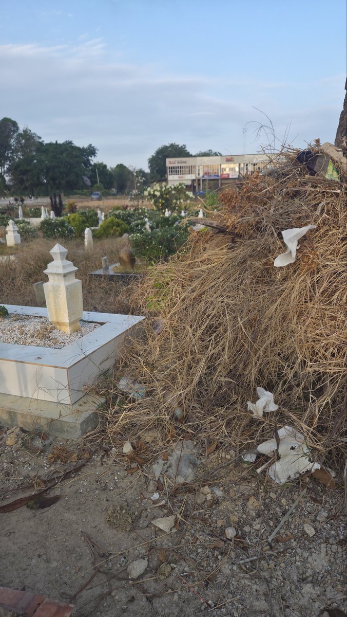 RhazesAssegaf's tweet photo. @MyJAKIM @mpmuar @HRHJohorII Tolong tengokkan sikit keadaan tanah perkuburan Idlam di Bakri Batu 6, Muar ni yang penuh dengan sampah sarap, botol air, plastik etc. Ini baru sikit, belum tempat lain. Amat memalukan. https://t.co/oJfR9j7TIq