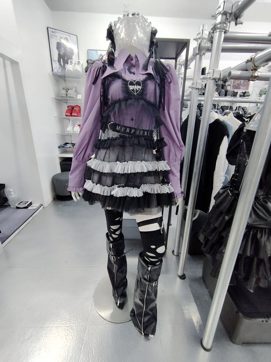 QOOZA_laforet's tweet photo. こんにちは✨
QOOZAラフォーレ原宿店オープンしました💥
MORPH8NEのFALLEN ANGELS ワンピースメインにコーデ🤍
カチューシャやレッグウォーマを合わせて個性的且つ可愛い印象に🖤
本日もご来店お待ちしております🙌🏻
#QOOZA #MORPH8NE https://t.co/fUdkZ6MsKT