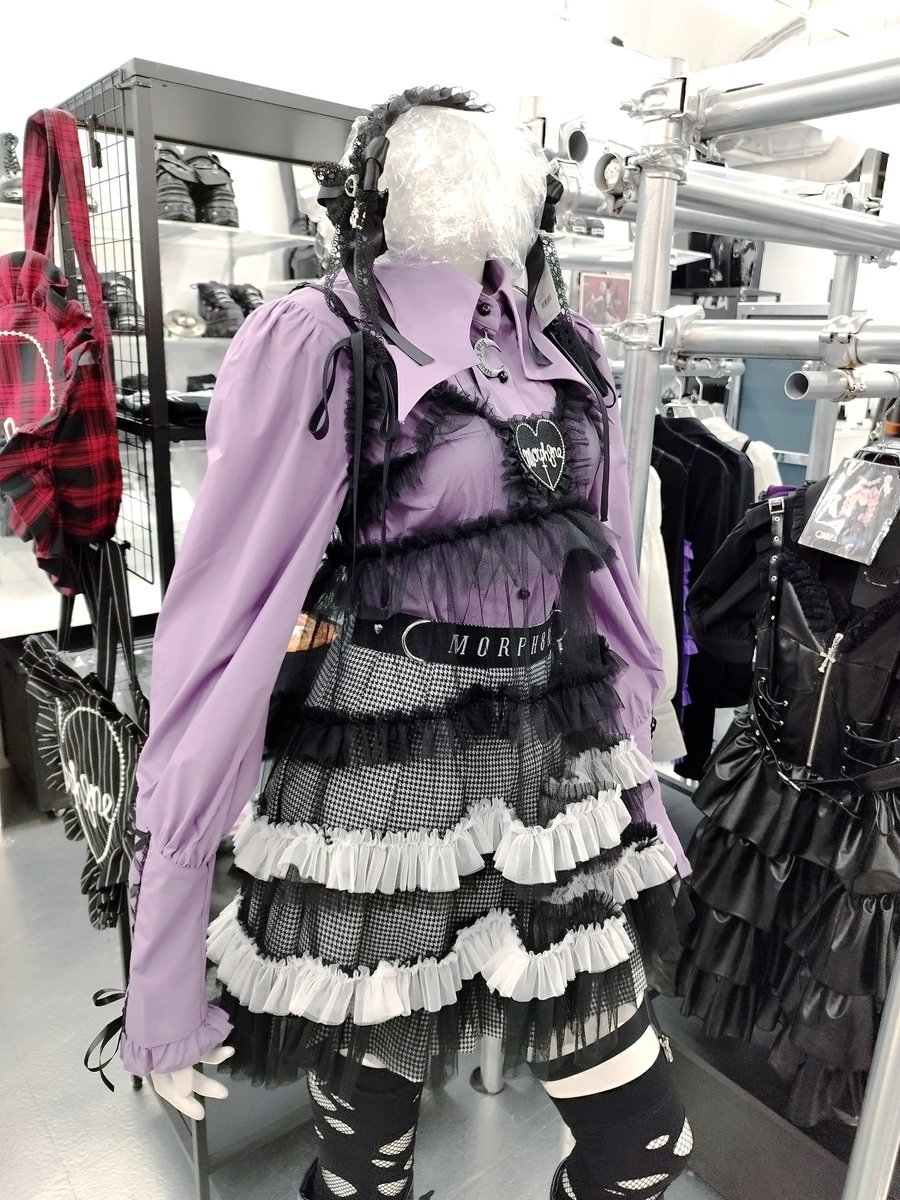 QOOZA_laforet's tweet photo. こんにちは✨
QOOZAラフォーレ原宿店オープンしました💥
MORPH8NEのFALLEN ANGELS ワンピースメインにコーデ🤍
カチューシャやレッグウォーマを合わせて個性的且つ可愛い印象に🖤
本日もご来店お待ちしております🙌🏻
#QOOZA #MORPH8NE https://t.co/fUdkZ6MsKT