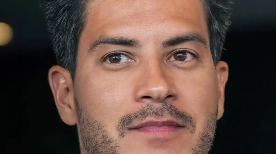 Gilvanas1090's tweet photo. @1eozinho01 Não são parecidos! Repara na foto do Arthur Aguiar q coloquei aqui. https://t.co/LXYgzMLmek
