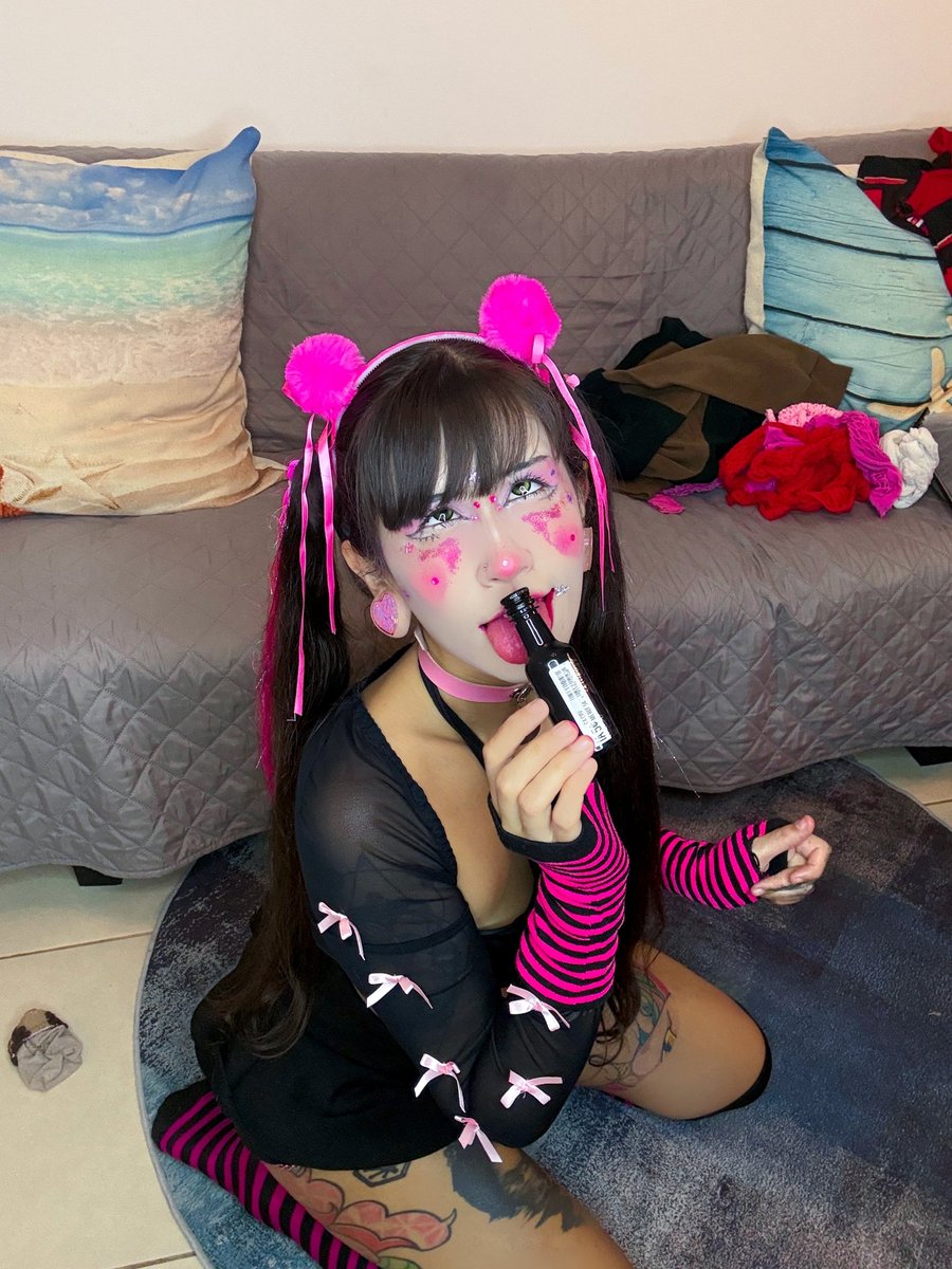 Harukitty99's tweet photo. Shot o gomita? O ambas?
Happy bday to me 🥰
Te gustan las clown Girls? RT si te gustan 🙈🥳🤡 https://t.co/z1sE3KHkPI
