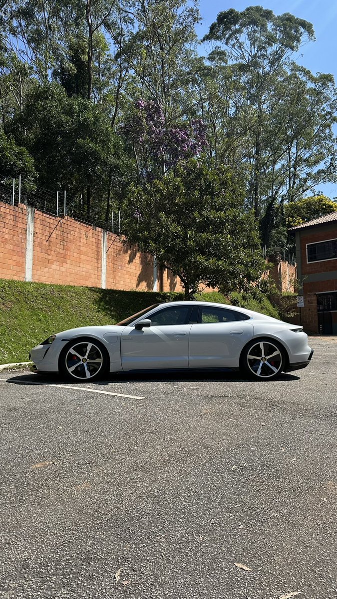 TheVaultCars's tweet photo. O melhor elétrico que o dinheiro pode comprar!

Afinal estamos falando de um EV que não só se comporta como um carro, mas como um Porsche! 

Dados básicos:

Porsche Taycan 4S
Ano: 2020/2021
KM: 27.300

Caso tenha interesse, nos contate via DM ou no telefone (11)97417-9911. https://t.co/urMJ5m98Mn