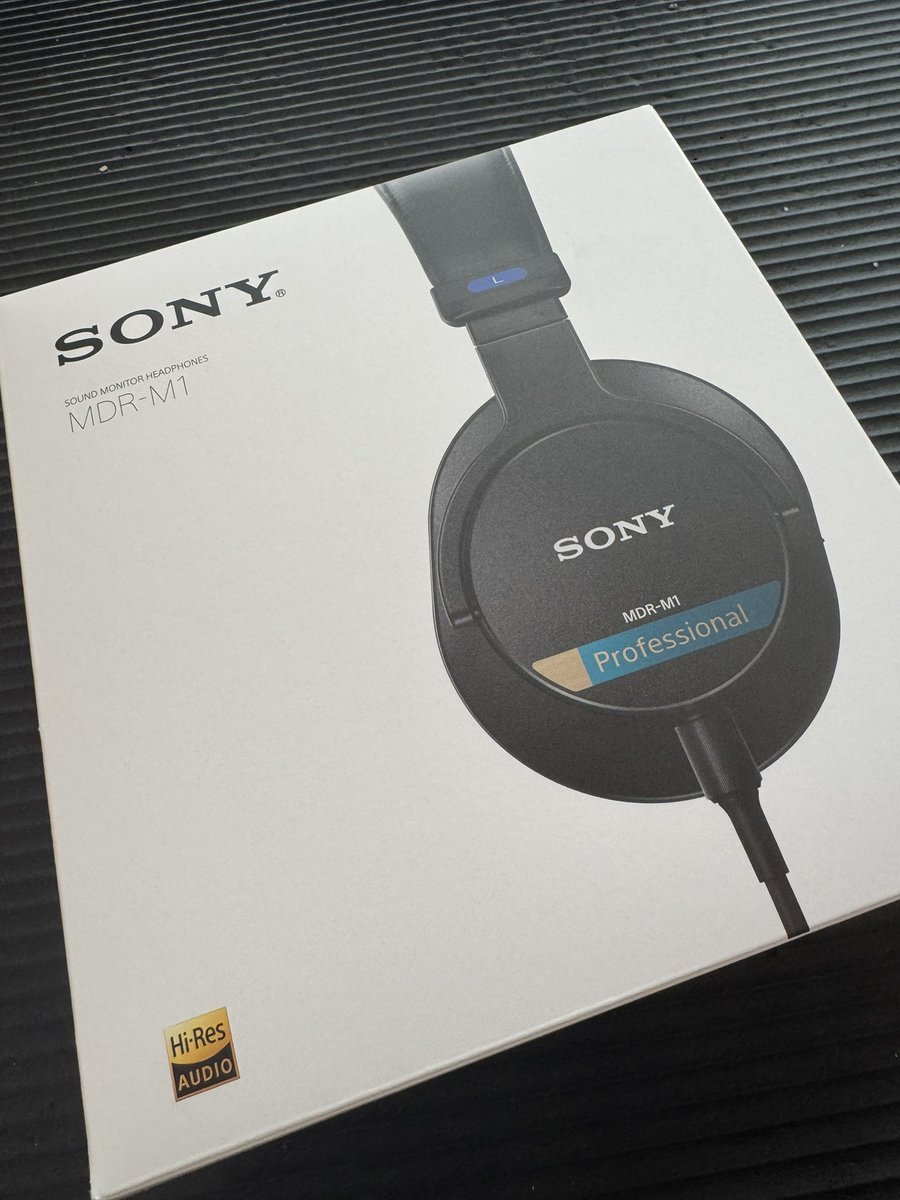 長年愛用してたCD900STがお逝きになられてしまったので噂のM1をお迎えしました。

てか一応バックアップで2台目も育ててたんだけどCD900STはここ数年で確実に音変わった、SONYは否定してるけど絶対ダウングレードしてる。

とりあえず今日1日エイジングして性能を比べようと思います。