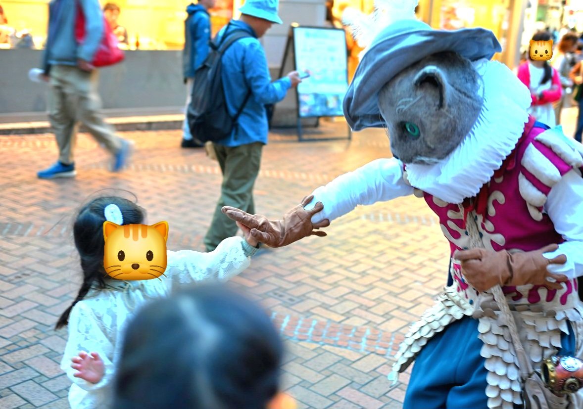 Arthur_of_cat's tweet photo. ねこさんぽin三茶de大道芸2026🤹
ハイタッチ(｀・ω・)人(・ω・´)の続きー!!
みんな笑顔でタッチしに来てくれるのとっても嬉しいよー✋➰✨
街で僕を見かけたらタッチしに来てねー😸✨

📸：@aveadie

#三茶de大道芸
#ねこさんぽ
#ロービング
#ウォーキング
#ハイタッチ https://t.co/xJ47dqltdg
