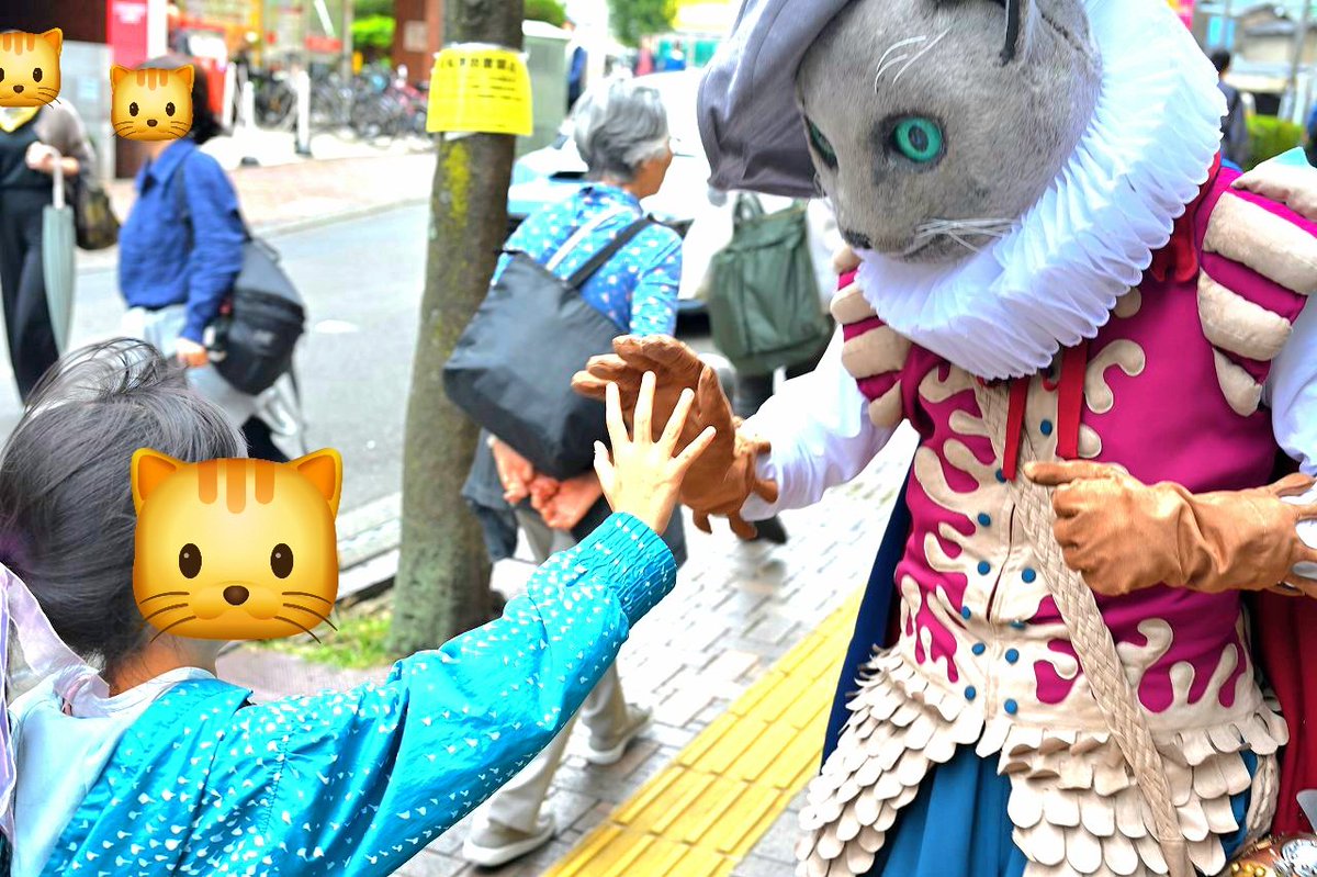 Arthur_of_cat's tweet photo. ねこさんぽin三茶de大道芸2026🤹
ハイタッチ(｀・ω・)人(・ω・´)の続きー!!
みんな笑顔でタッチしに来てくれるのとっても嬉しいよー✋➰✨
街で僕を見かけたらタッチしに来てねー😸✨

📸：@aveadie

#三茶de大道芸
#ねこさんぽ
#ロービング
#ウォーキング
#ハイタッチ https://t.co/xJ47dqltdg