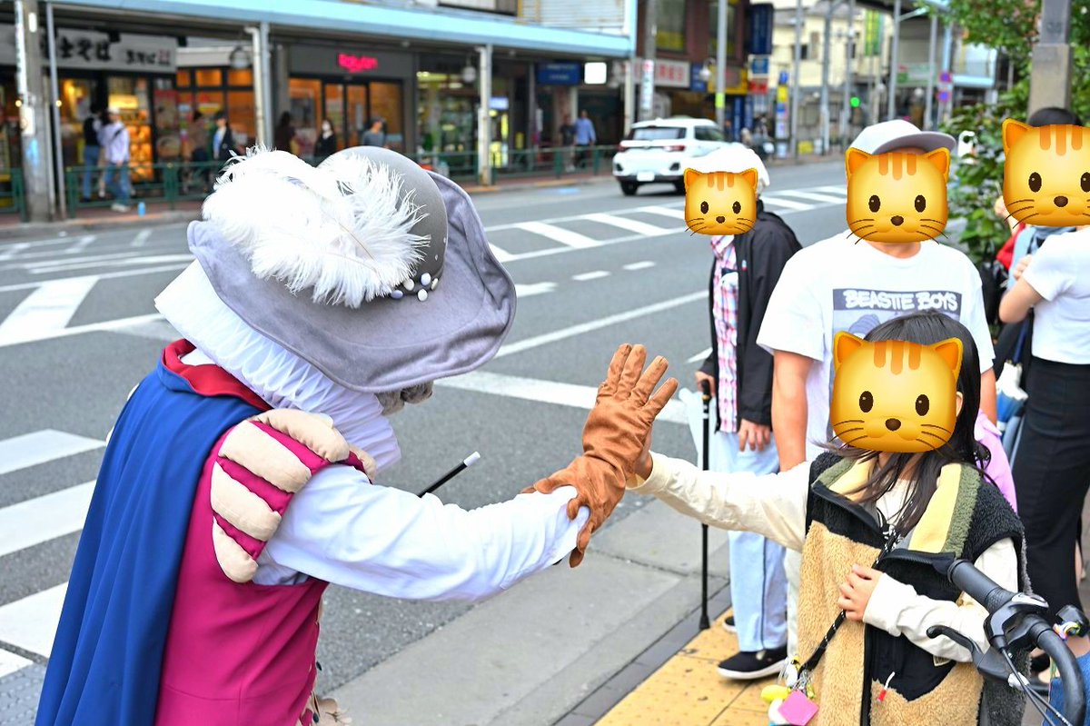 Arthur_of_cat's tweet photo. ねこさんぽin三茶de大道芸2026🤹
ハイタッチ(｀・ω・)人(・ω・´)の続きー!!
みんな笑顔でタッチしに来てくれるのとっても嬉しいよー✋➰✨
街で僕を見かけたらタッチしに来てねー😸✨

📸：@aveadie

#三茶de大道芸
#ねこさんぽ
#ロービング
#ウォーキング
#ハイタッチ https://t.co/xJ47dqltdg