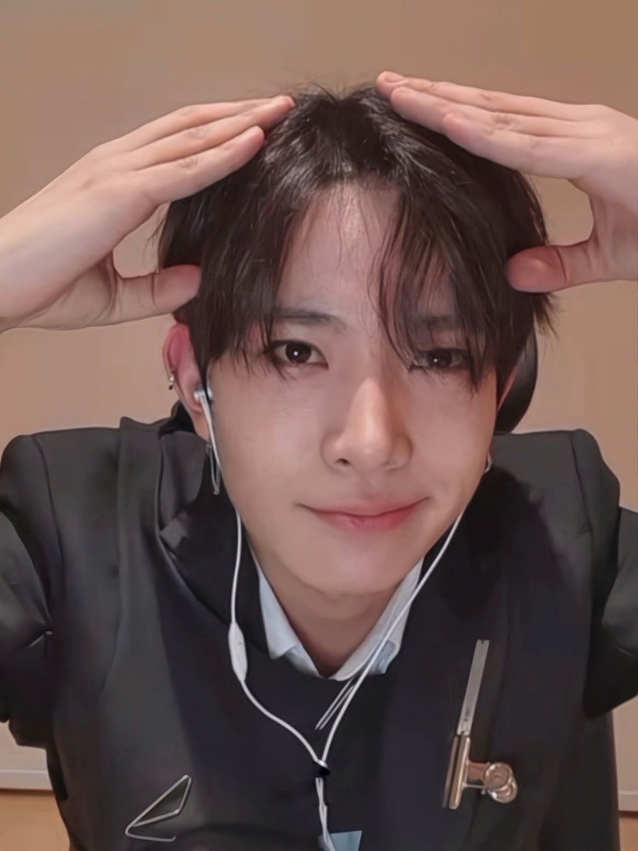 evanleeehs's tweet photo. heeseung fancall today 🫳🏻 https://t.co/LGfgASB4CJ