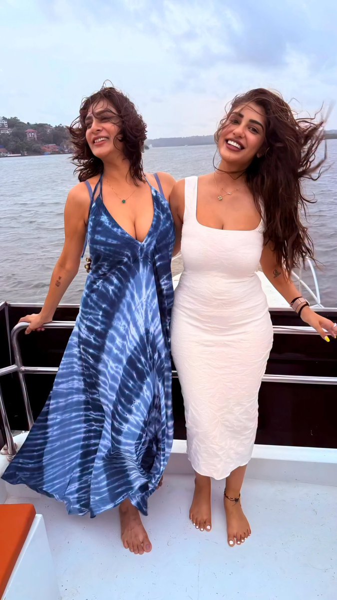 Aunty_lvr's tweet photo. Mother and Daughter Combo 🥵🤤 https://t.co/ffdaRzctXq