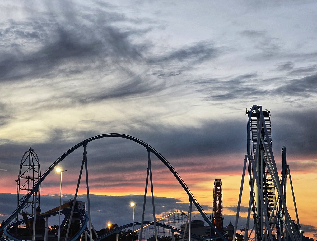 WWoman08's tweet image. Sunset @cedarpoint 😎🎢🎡🌤📸 #Rollercoaster #cedarpoint #sunset #PhotoOfTheWeek #ohio #clouds #happiness @SixFlags