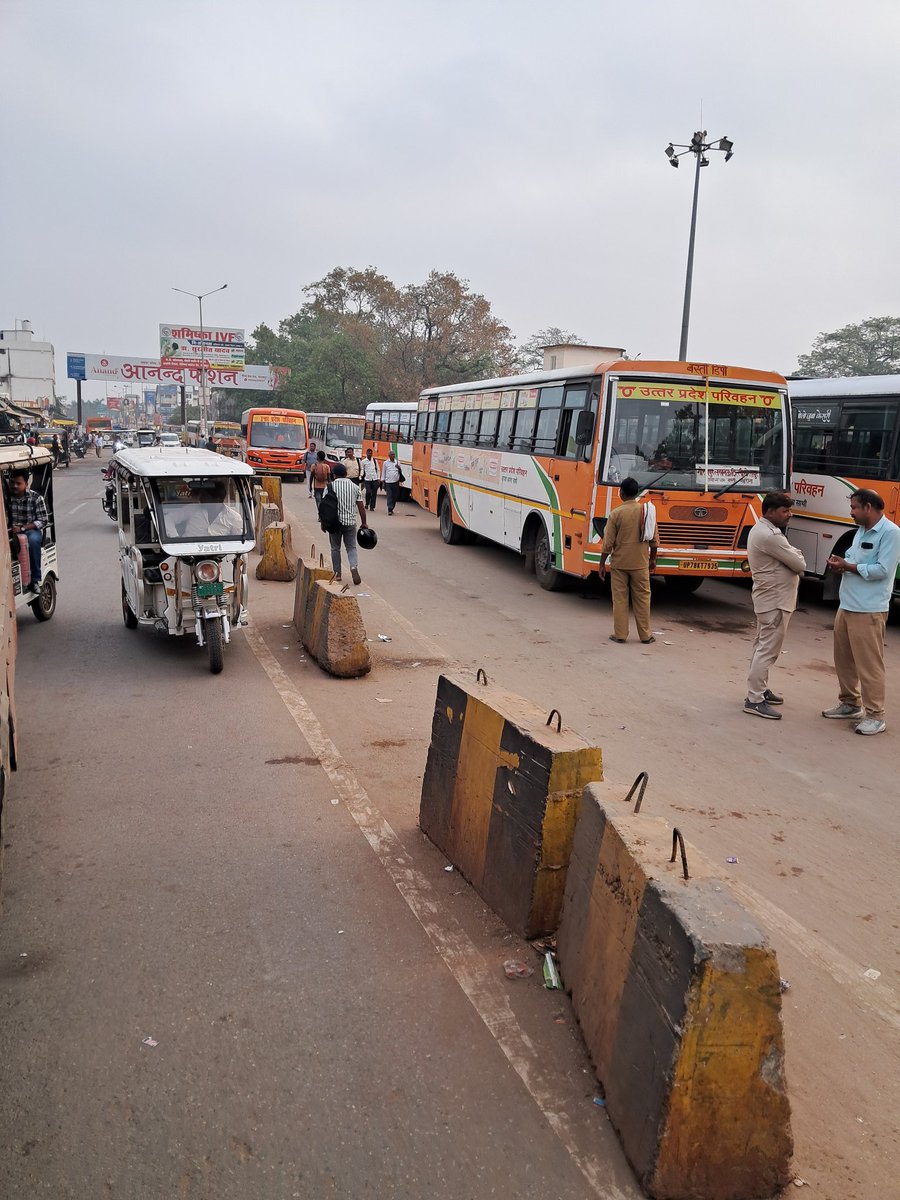 LearnerSatish's tweet photo. @myogiadityanath @myogioffice @CMOfficeUP @Dm_Gorakhpur This is  Gorakhpur Railway Bus Stand. East side of  road remains blocked by sevaral buses. Why they stay on the road? There is space yet they keep on creeping on the road, blocking it. Earlier, it was not so. Plz do needful. https://t.co/ErJnix6VQg