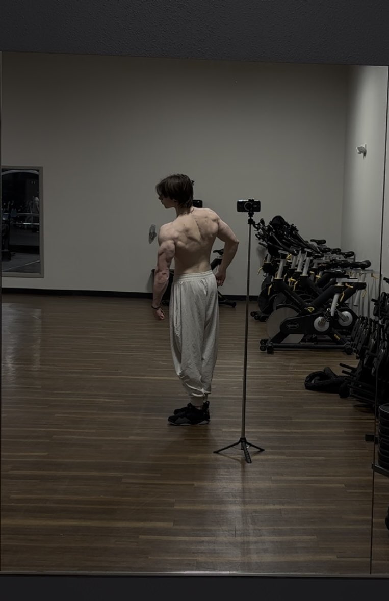 Danbeef2's tweet photo. I’ve wanted this body since I was like 10 years old I’m so glad I’ve stuck with it https://t.co/quPP4Wl9ij