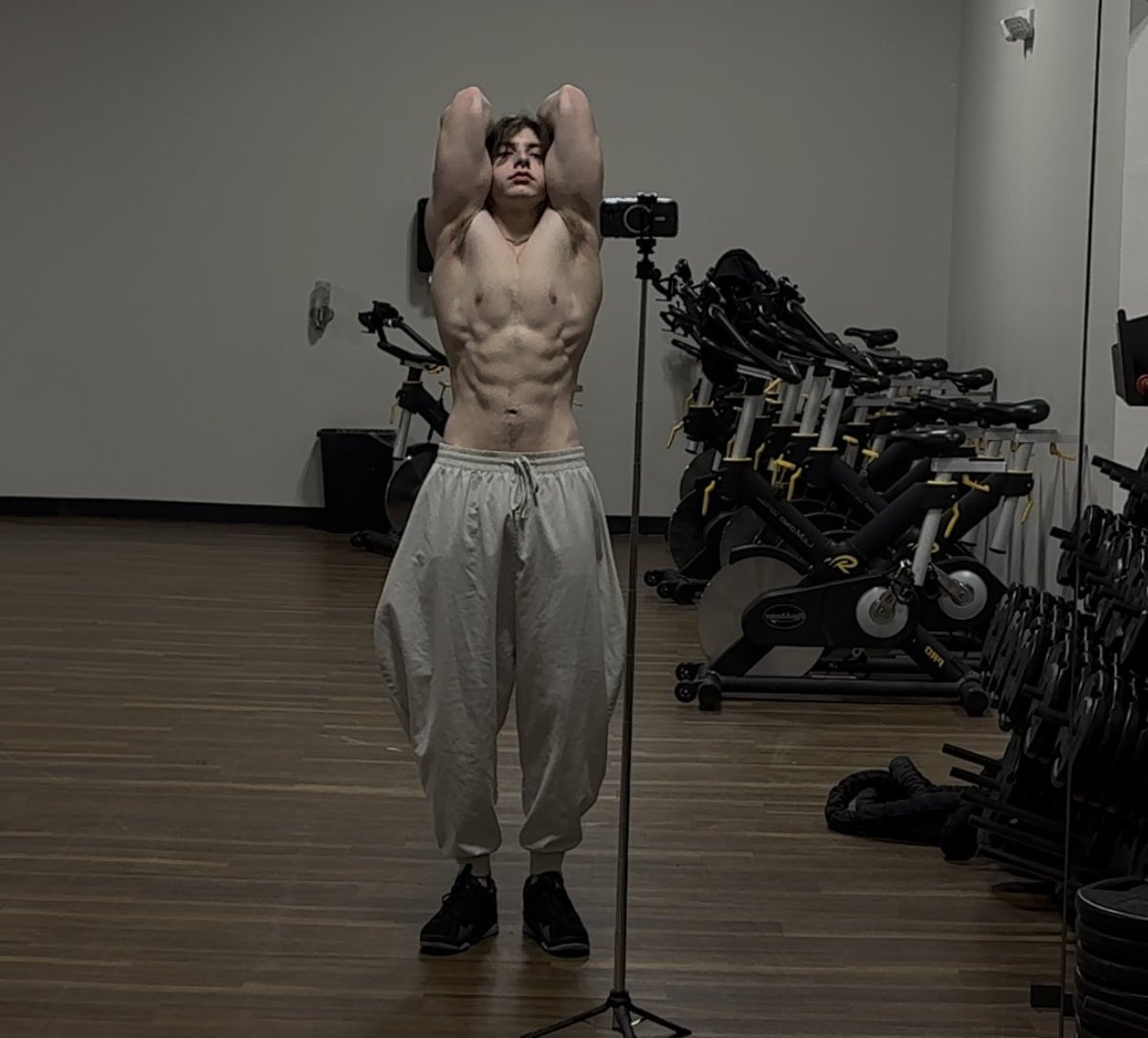 Danbeef2's tweet photo. I’ve wanted this body since I was like 10 years old I’m so glad I’ve stuck with it https://t.co/quPP4Wl9ij
