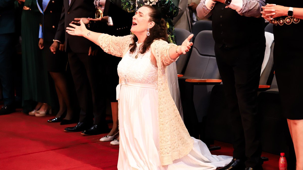 AlphLukau's tweet image. Something happens when you praise God. You may feel broken, tired, and defeated—but the moment you begin to praise, something shifts inside of you. And what changes inside will soon reflect outside.
#PraiseGod #InnerHealing #FaithPower #WorshipShift