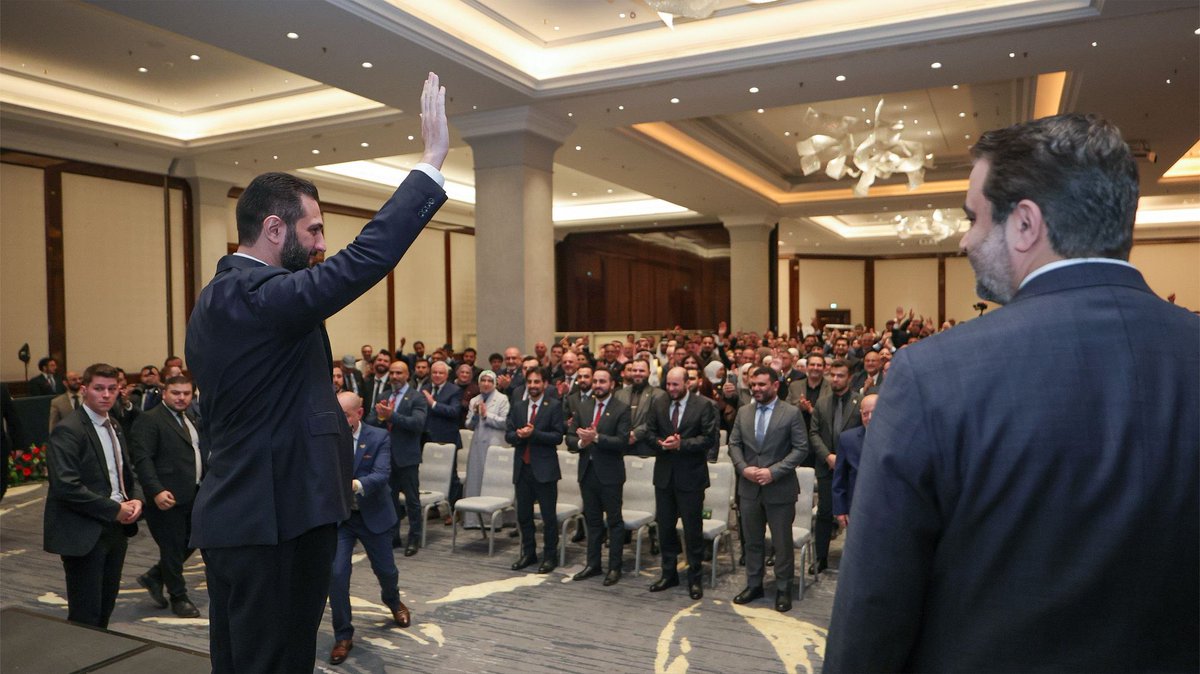 DeutscherSchfe3's tweet photo. Der syrische Präsident Ahmed al-Schara, ein ehemaliger Terrorist, ist unter „Allahu Akbar“-Rufen im Berliner Ritz-Carlton-Hotel wie ein Popstar gefeiert worden.

In Deutschland leben schätzungsweise 800.000 bis 1 Million Syrer. https://t.co/4dXDIumYNQ
