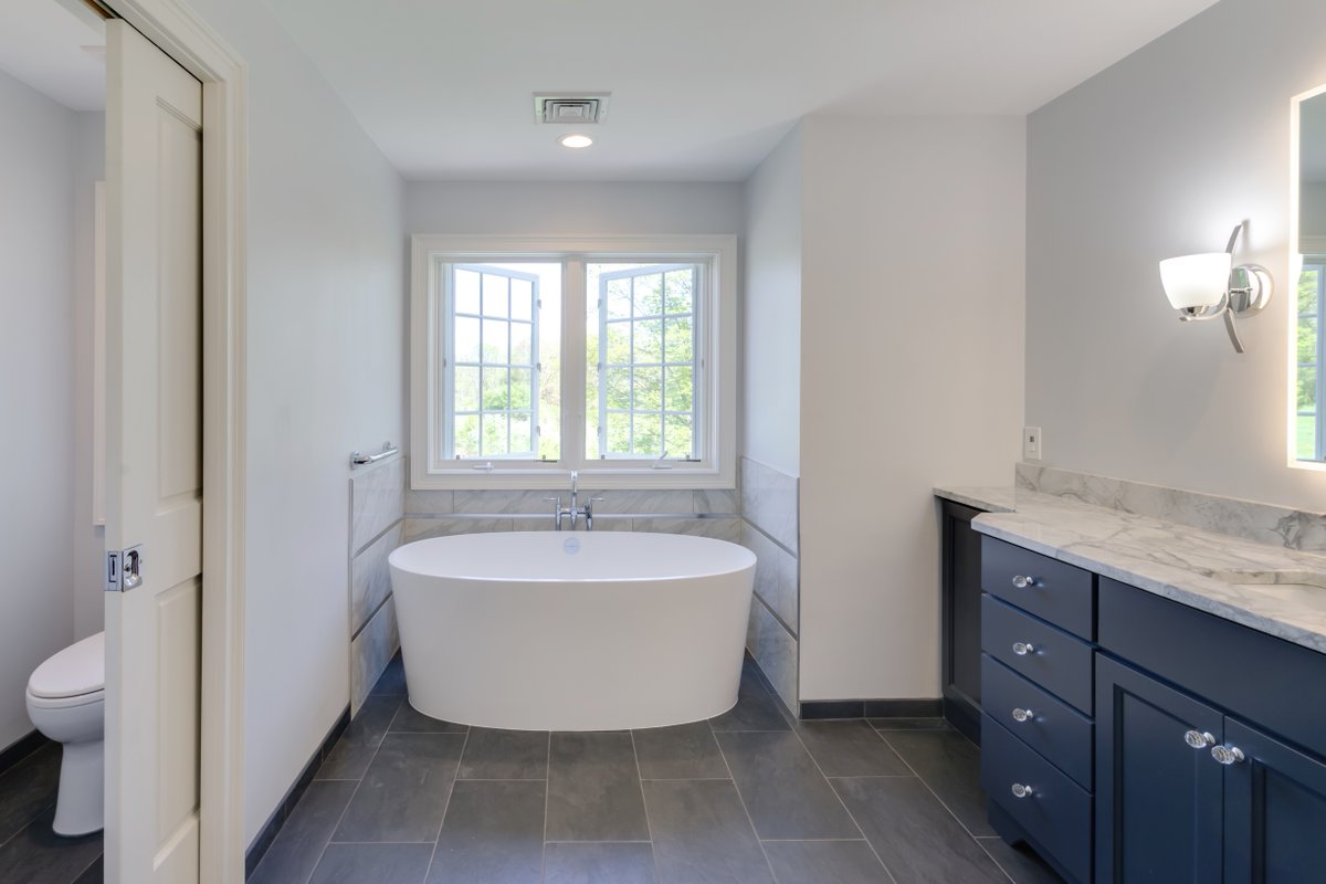 langskitchens's tweet image. A sleek, modern bathroom in a blue &amp;amp; white palette never goes out of style. 💙 Clean lines, polished chrome accents, and smart storage make it perfect for busy mornings and shared spaces.

#BathroomDesign #HomeRemodeling #ModernLiving #LangsHomeRemodeling #TimelessStyle