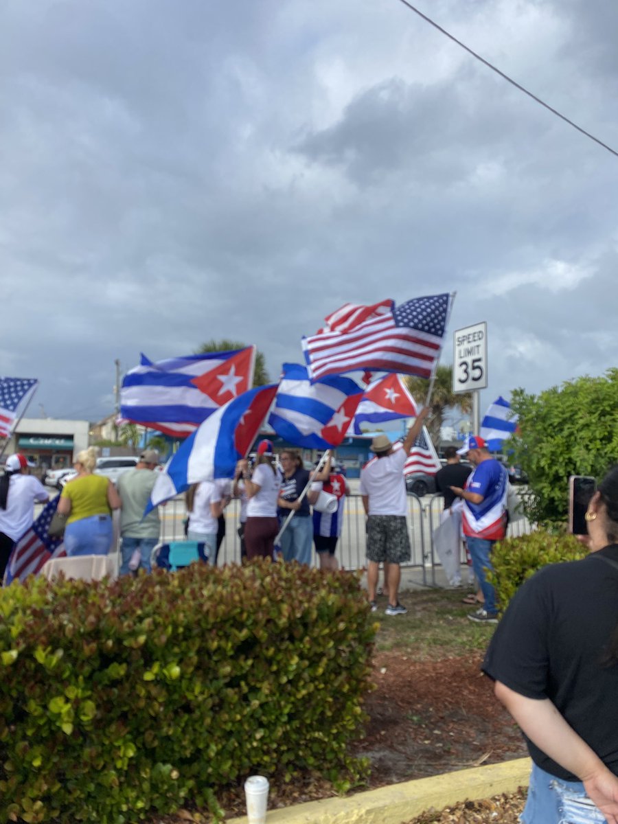 patriotacuban's tweet photo. Otro domingo alzando la voz por Cuba Libre en WPB. #Cubaisnext https://t.co/QJwC8KDxeq