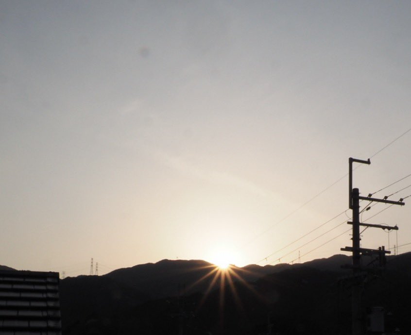 SmS2N4HBEDaWSKt's tweet image. おはようございます

今朝の日の出は6時37分
晴れてます☀️.°
予報では22度まで上がるらしい
笑顔溢れる1週間にしましょうね
今日も宜しくお願いします🫶

 #日の出