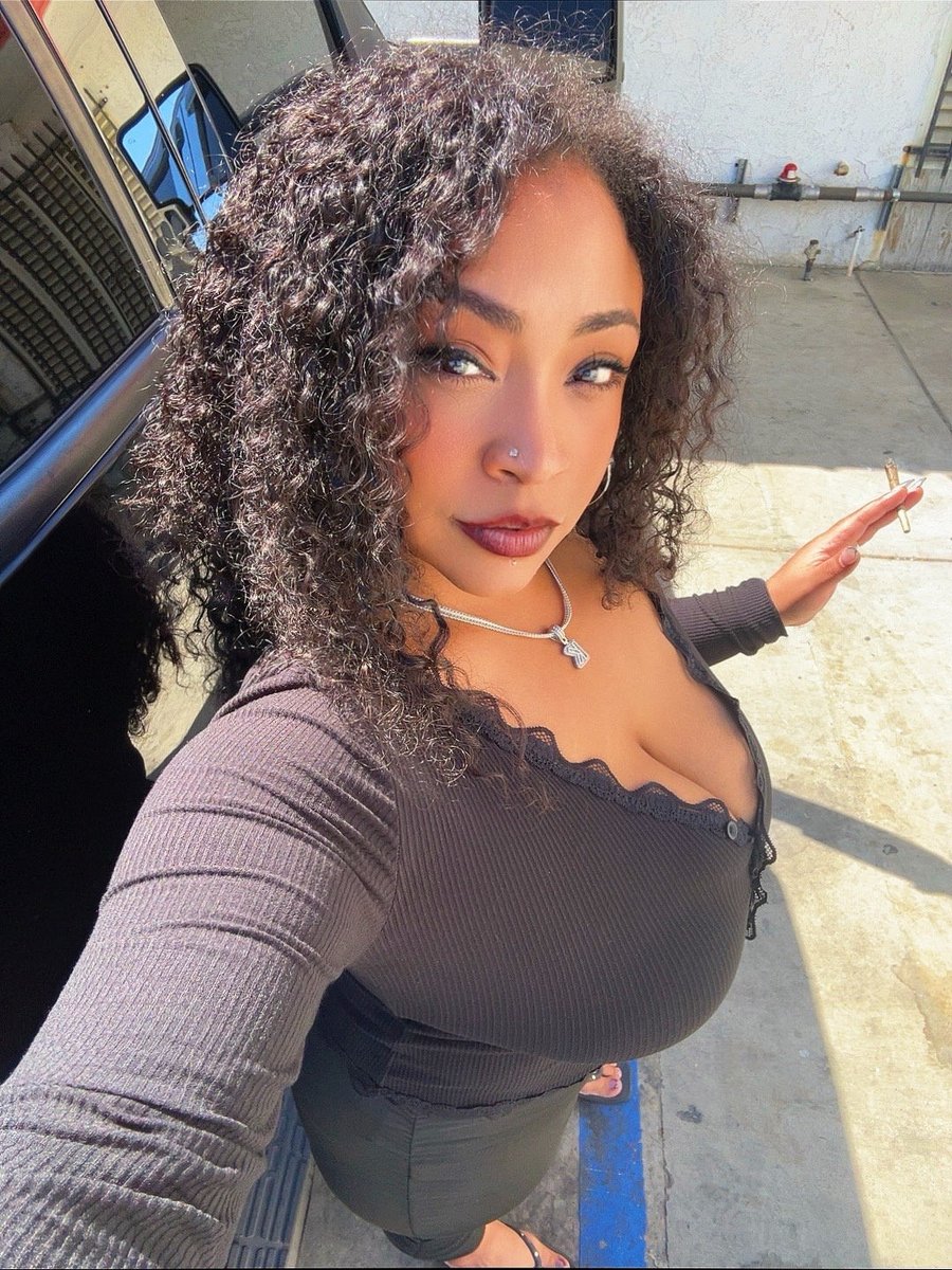 kurvykary tweet media