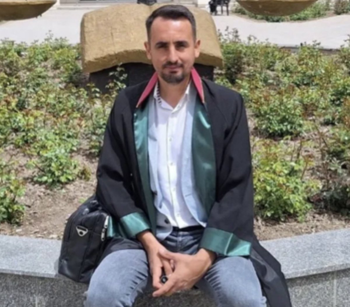 ufukyesil03's tweet photo. Son görüşmemizde; 'artık gücüm kalmadı ama çocukların hatırına dayanmaya çalışıyorum' demişti. Ramazan ayında ise o yürek burkan mesajı göndermişti: 'Bugün iftarda, imtihanımın kolaylıkla sonlanması için (Allah'ın takdir edeceği şekilde) dua eder misiniz?'

Yüzü gibi kalbi de tertemiz olan yiğit bir meslektaşımızı, kaderdaşımız Kemalimizi kaybettik. Ne denir, ne söylenir ki... Kelimelerin kifayetsiz kaldığı, sözün bittiği yerdeyiz.

Allah rahmet eylesin, ailesine ve bizlere sabır versin. Maalesef, bir hesap daha ahirete kaldı!"