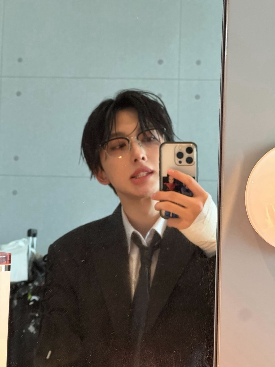 𝖆𝖓𝖌𝖊𝖑 𝖔𝖓 𝖋𝖎𝖗𝖊 tweet media