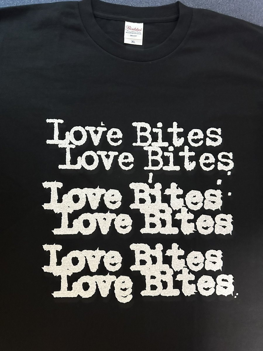 MuvTbDl51nxzoHi's tweet image. #LOVEBITES
#Surrender
#LOVEBITES_14枚目
#LiveAtBUDOKAN
#バンドTシャツVol_964
武道館と言えばやはり記憶に残る某バンド。と言う事で、こちらもゲットしました。しかし、記憶を塗り替える武道館ライブでしたネ。演奏良し音良しライトニング良し、全て良かったライブでしたネ！