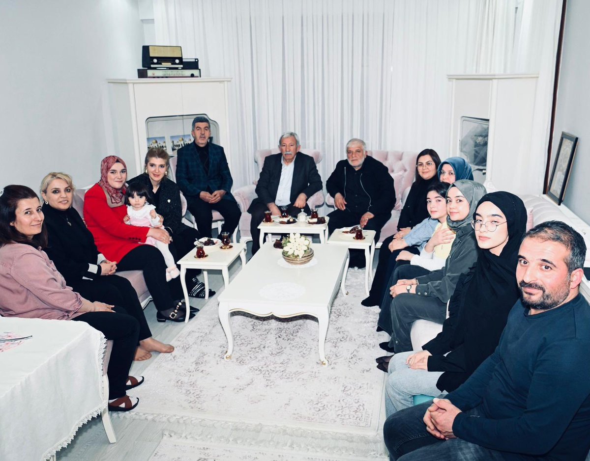 SiracOlmeztoprk's tweet photo. 📍 Malatya | Hane Ziyareti 🏡

📌 Münür ve Büşra Nur kardeşlerimizi hanelerinde ziyaret ederek güzel bir vakit geçirdik. 🌿✨ Evlerinin bereketine, muhabbetlerinin sıcaklığına şahitlik ettiğimiz bu güzel hanede, Cenab-ı Hakk birliklerini daim, hanelerini huzurlu kılsın. Aile bağlarının güçlü olması, toplumun da güçlü kalmasının en önemli dayanağıdır. Bu güzelliklerin artarak devam etmesini diliyoruz. 🤲

📌 Minik evlatları Yaren’in sevimliliği ve neşesi ziyarete ayrı bir güzellik kattı. 🧸✨ Rabbim hanelerini her daim huzurlu eylesin; muhabbetlerini eksiltmesin. Sağlık, afiyet ve huzur içinde nice güzel günler nasip etsin. 🤲🌙✨