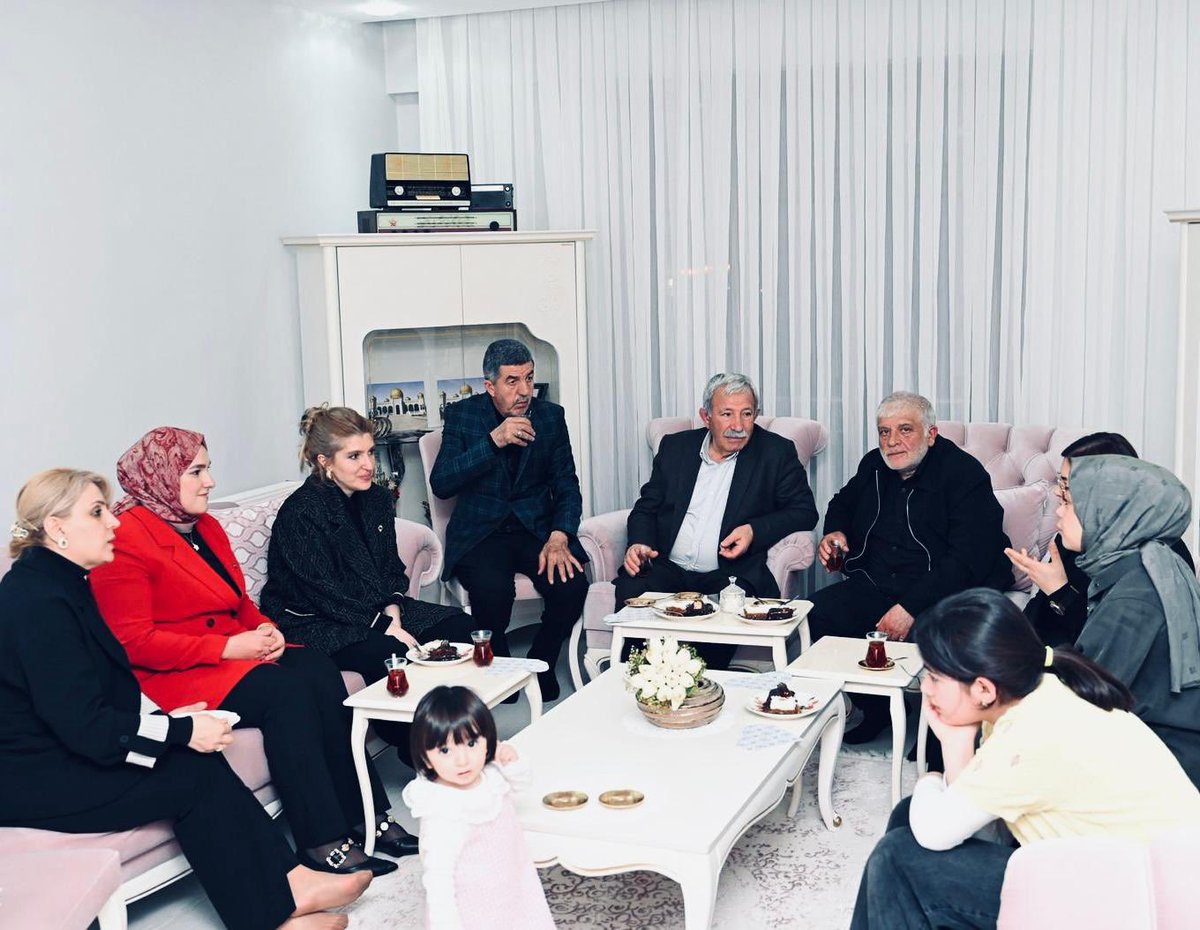 SiracOlmeztoprk's tweet photo. 📍 Malatya | Hane Ziyareti 🏡

📌 Münür ve Büşra Nur kardeşlerimizi hanelerinde ziyaret ederek güzel bir vakit geçirdik. 🌿✨ Evlerinin bereketine, muhabbetlerinin sıcaklığına şahitlik ettiğimiz bu güzel hanede, Cenab-ı Hakk birliklerini daim, hanelerini huzurlu kılsın. Aile bağlarının güçlü olması, toplumun da güçlü kalmasının en önemli dayanağıdır. Bu güzelliklerin artarak devam etmesini diliyoruz. 🤲

📌 Minik evlatları Yaren’in sevimliliği ve neşesi ziyarete ayrı bir güzellik kattı. 🧸✨ Rabbim hanelerini her daim huzurlu eylesin; muhabbetlerini eksiltmesin. Sağlık, afiyet ve huzur içinde nice güzel günler nasip etsin. 🤲🌙✨