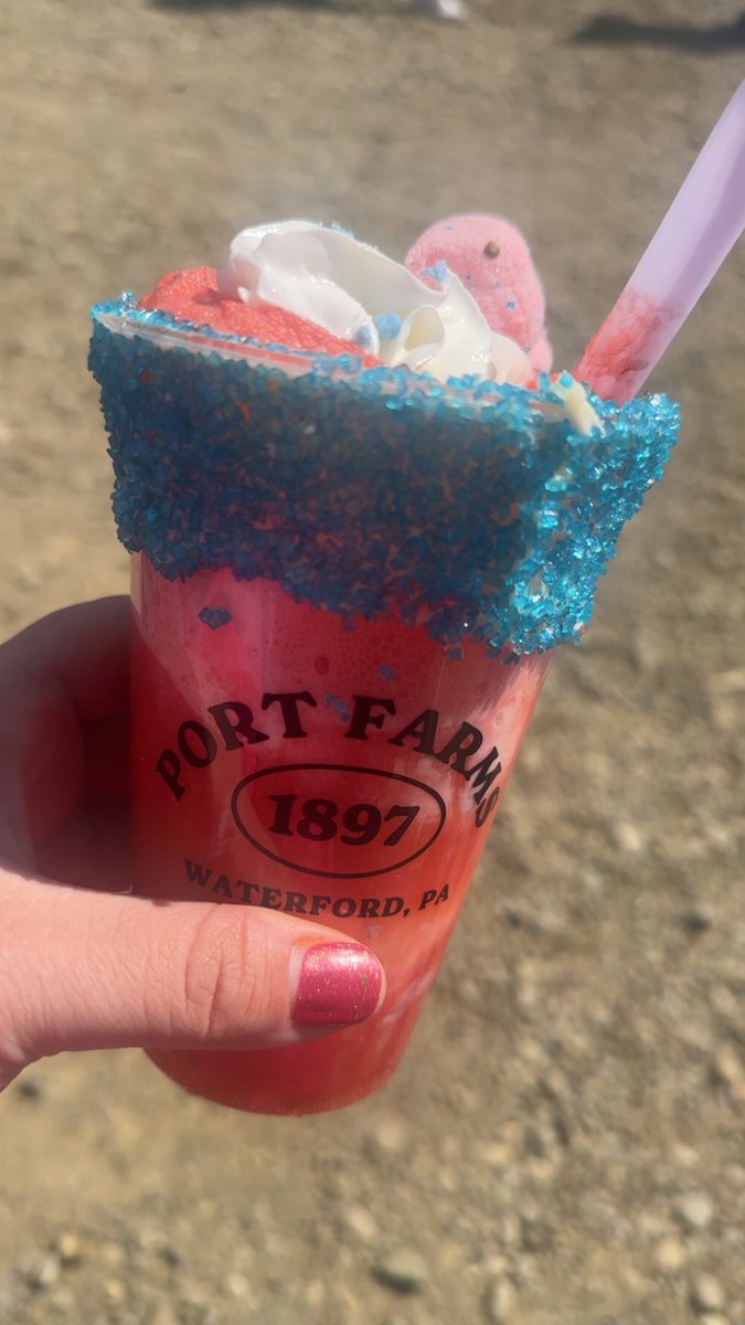 Heather8623's tweet photo. Strawberry Chickadee Float🍓 🐥 at @portfarms today! https://t.co/GPpncHc1fq