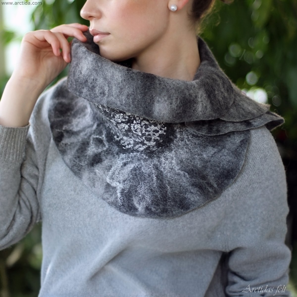 Arctida's tweet photo. Merino Wool Nuno Felted Scarf in Black and White Ombre - Handmade Ruffled Collar

https://t.co/b7sqXXTdg5

#Felting #NunoFelting #FiberArt #TextileArt #WearableArt #Handmade #SlowFashion #ArtisanMade #Wool #MerinoWool #TextileDesign https://t.co/mXbRcCoqwj