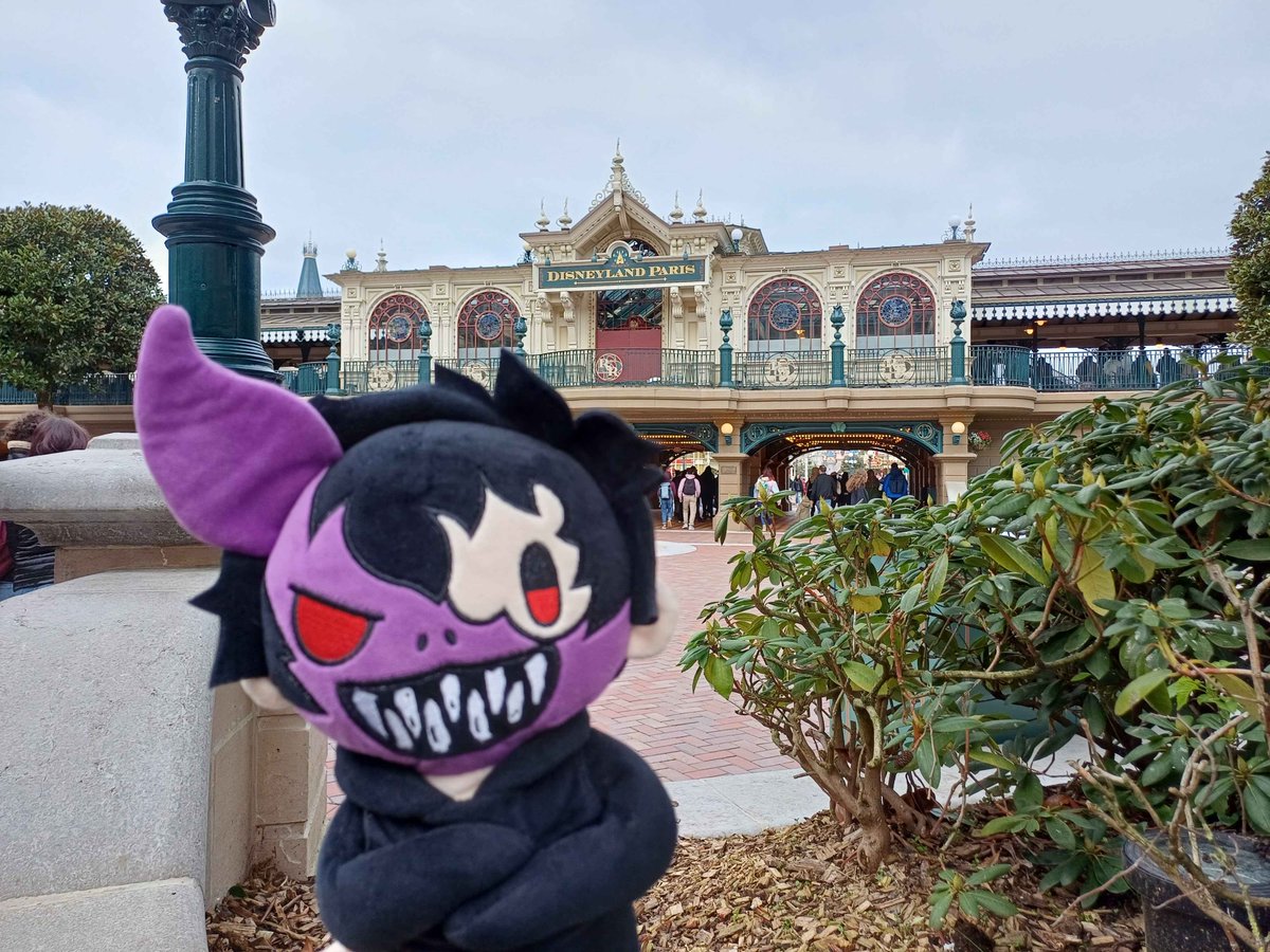 grimtheturtle's tweet photo. I present to you...

✨ The Adventures of Lil' Corpse to Disneyland Paris✨

Started the day by saying hello to the Boss of the parc after entering. Bossman to bossman communication ~
1/3 https://t.co/k6BI2BOre9