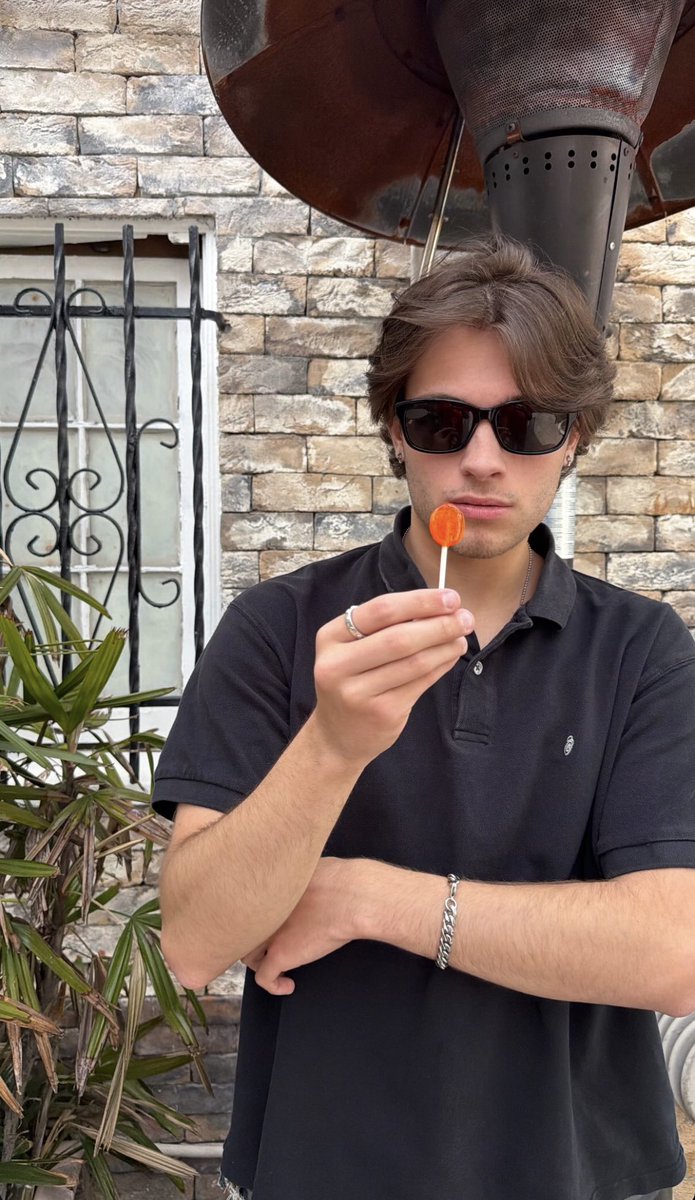 mattluvbot's tweet photo. UHM HELLO ??????? https://t.co/lgS3dVwrXy