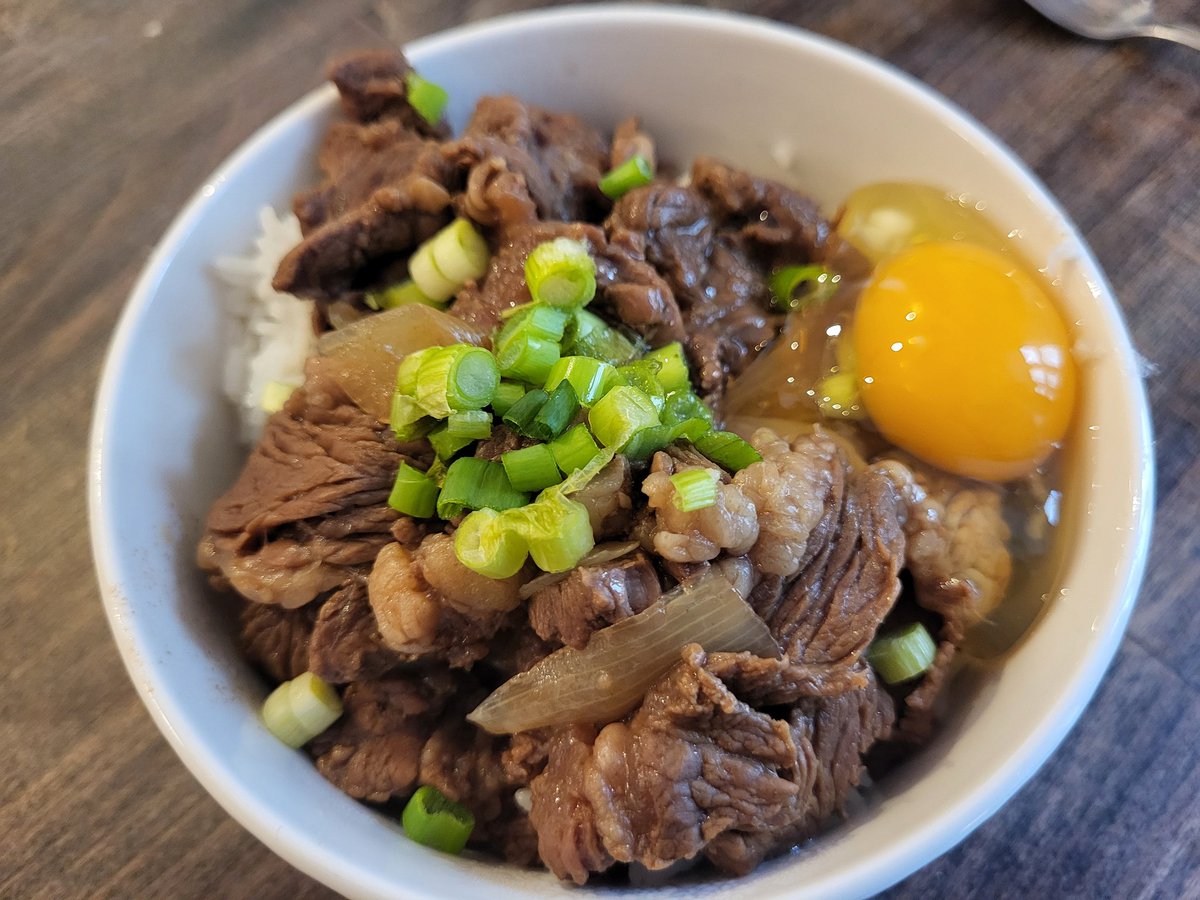 サム tweet media
