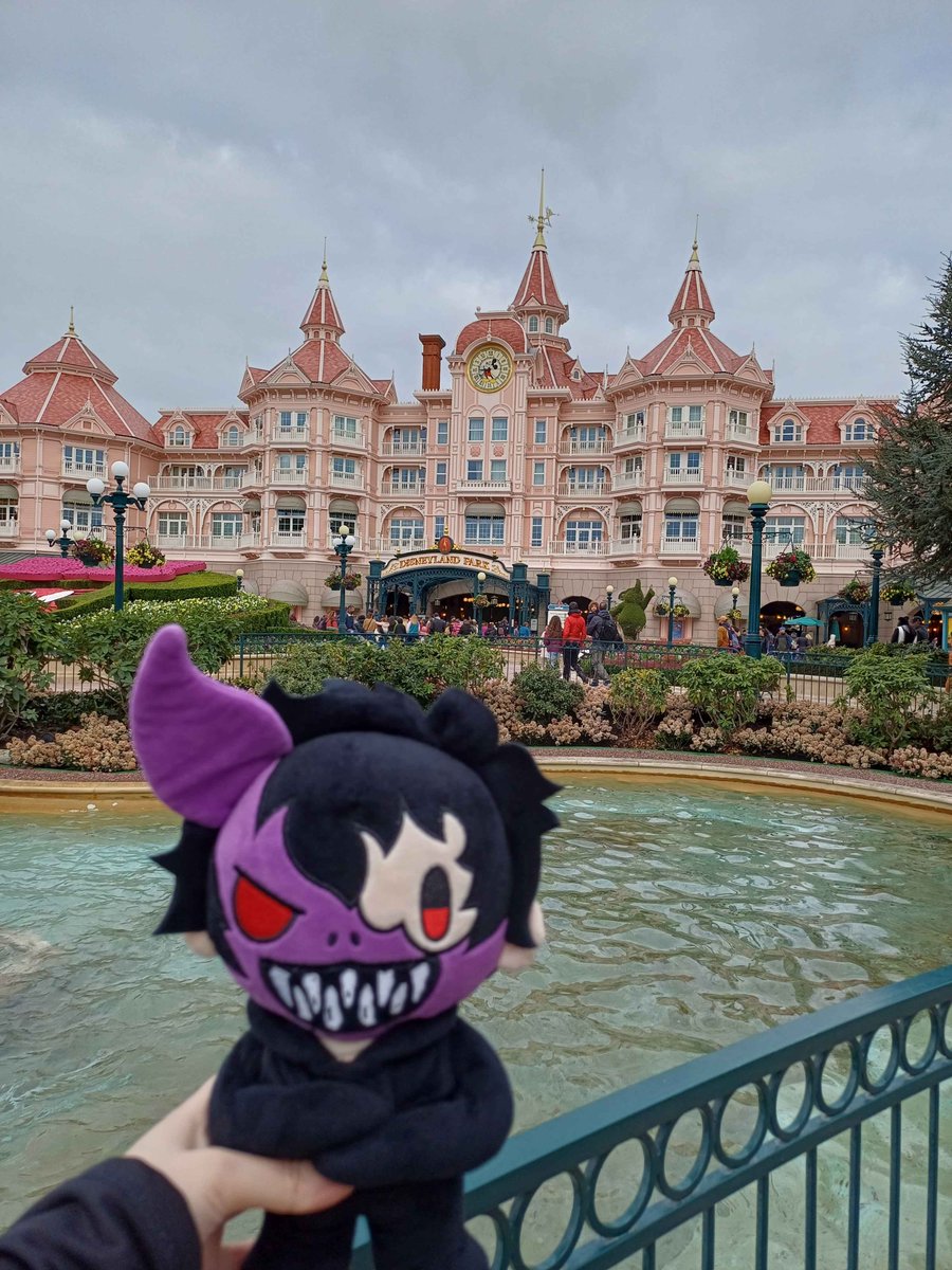 grimtheturtle's tweet photo. I present to you...

✨ The Adventures of Lil' Corpse to Disneyland Paris✨

Started the day by saying hello to the Boss of the parc after entering. Bossman to bossman communication ~
1/3 https://t.co/k6BI2BOre9