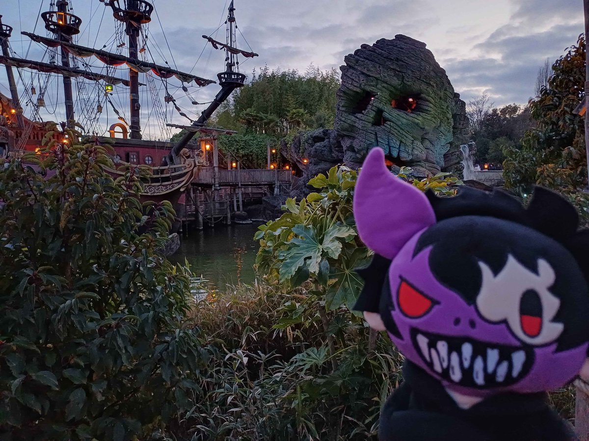 grimtheturtle's tweet photo. He made a wish at the well, then explored the parc. First the Christmas shop, then the castle of Aurore and ended with the pirate ship. 

2/3 https://t.co/mvROKVmOko