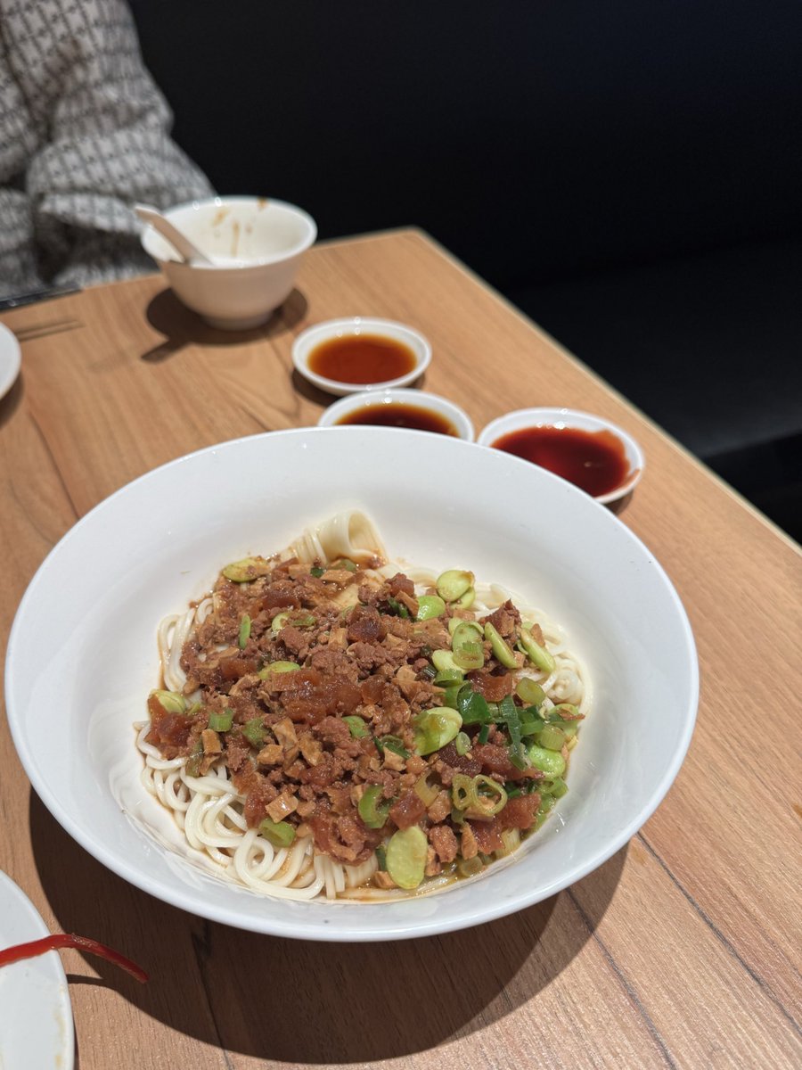 dia_mp17's tweet photo. 頭が悪いので女2人でお腹はち切れるまで食べました。小籠包系1人16個いってました。値段を見ないで頼み続けたのでPayボタン押すの震えました。 https://t.co/8LQIy4Ami3