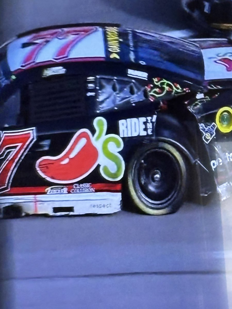 bucket hat tweet media