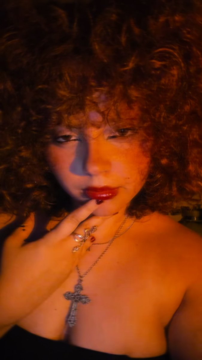 namorada da ana ★ tweet media