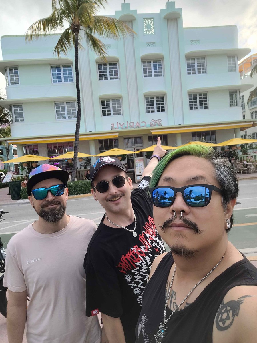 A_Lewd_Crossfox's tweet photo. Waited over a decade to get this photo with @Tobiasfluf https://t.co/UNaiD97AiB